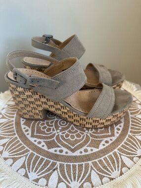PINK MARTINI Women's Platform Block HEEL Sandals Taupe Faux Suede SIZE 38